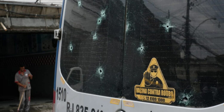 Durante perseguição e tiroteio na Zona Norte, motorista de van é feito refém.