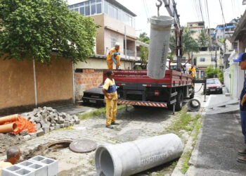 Em Jacarepaguá, condomínio com problemas estruturais, passa por serviço de drenagem após vistoria.