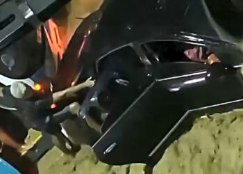 Em Nova Iguaçu, jovem salva gêmeos de 1 ano de veículo arrastado pela enchente.