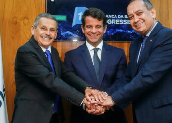 Aperto de mão entre Max Lemos e Dr. Luizinho em Queimados pode ter sido decisivo para Glauco Kaizer.