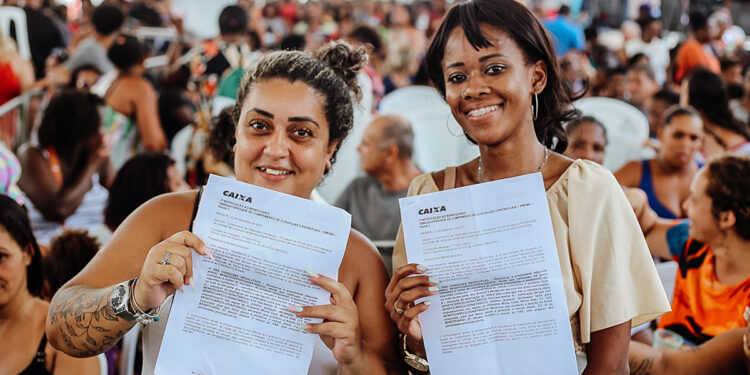 Magé comemora a entrega de 832 novas residências.