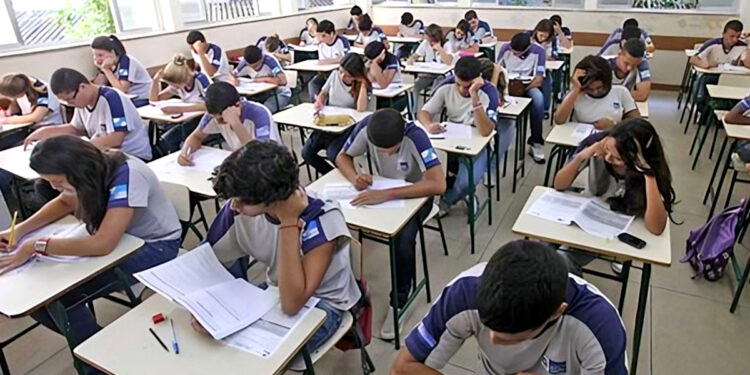Estado do Rio: escolas poderão ter que emitir certificados e históricos escolares em dois idiomas.