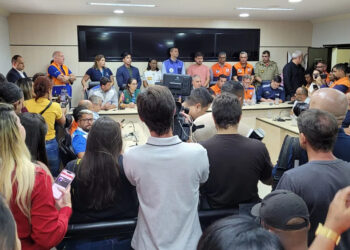 Em Japeri, autoridades se encontram para discutir a tragédia causada pelas chuvas no Rio.