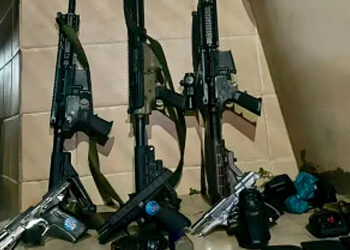 Na comunidade da Muzema, uma operação resultou na prisão de suspeitos e na apreensão de armas.