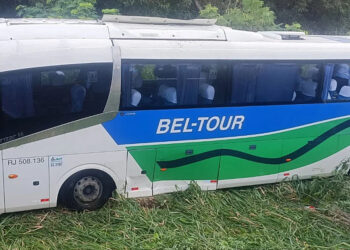 Um ônibus da empresa naval capotou, resultando em mais de 20 feridos na Rodovia Rio-Santos.