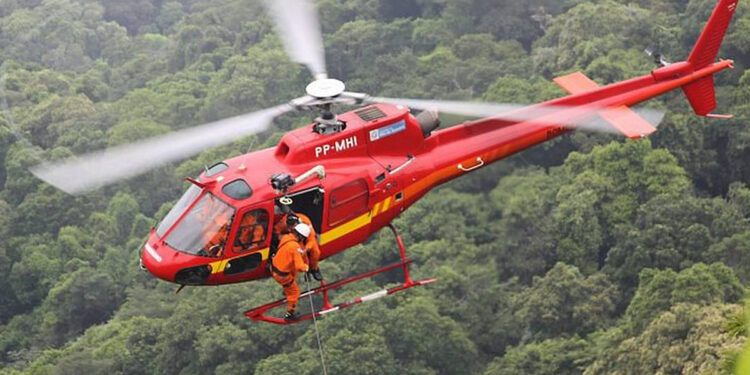 Resgate emocionante na Pedra do Telégrafo foi realizado pelo helicóptero do Corpo de Bombeiros.