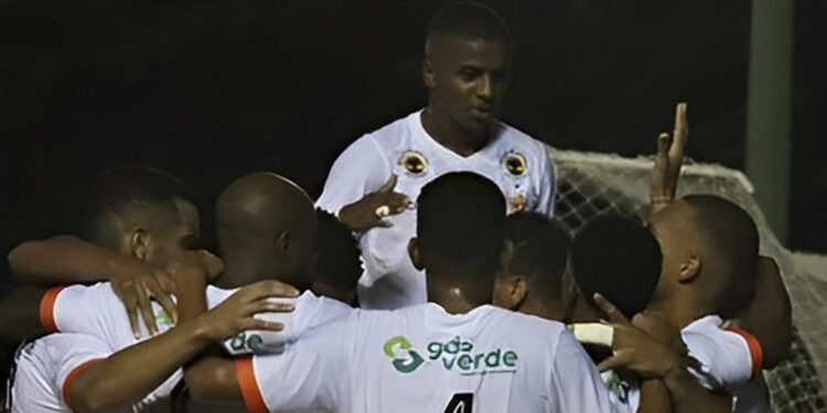 Nova Iguaçu conquista vaga na semifinal do Carioca com gol nos minutos finais.