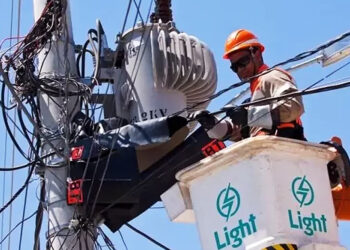 Light remove dezenas de ligações de luz clandestinas em Seropédica.