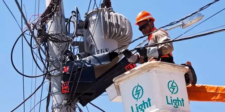 Light remove dezenas de ligações de luz clandestinas em Seropédica.