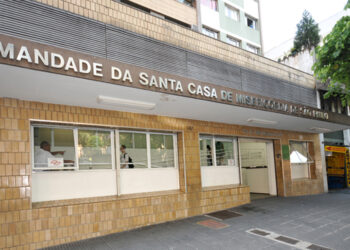 Projeto isenta instituições de caridade e centros médicos sem fins lucrativos de encargos bancários.