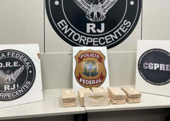 Mulher é detida ao ser encontrada transportando 10kg de cocaína em uma mala durante viagem de ônibus.