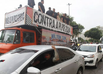 Motoristas de aplicativo promovem manifestação contra a regulamentação trabalhista da categoria.