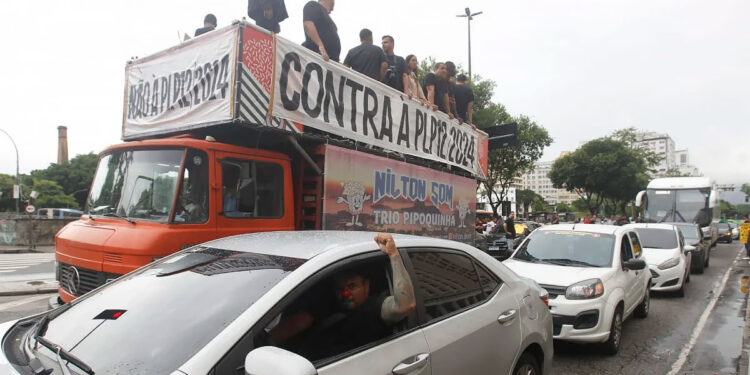 Motoristas de aplicativo promovem manifestação contra a regulamentação trabalhista da categoria.