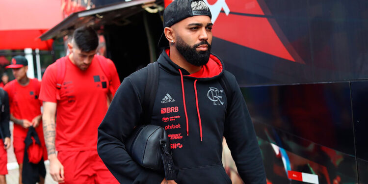 Gabigol, jogador do Flamengo, recebe suspensão de dois anos por tentativa de burlar o controle antidoping.