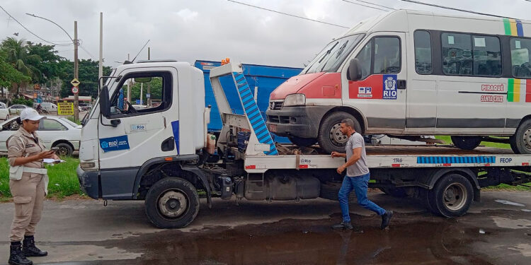 Na Zona Oeste do Rio, um motorista foi preso após fugir de uma abordagem policial com uma van lotada de passageiros.
