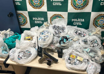 Operação de combate ao tráfico de drogas resulta 8 indivíduos presos na Baixada Fluminense.