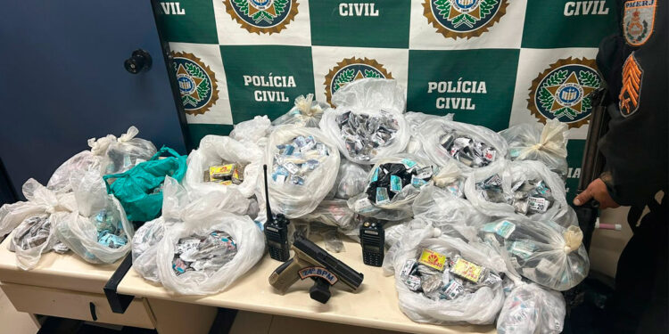 Operação de combate ao tráfico de drogas resulta 8 indivíduos presos na Baixada Fluminense.