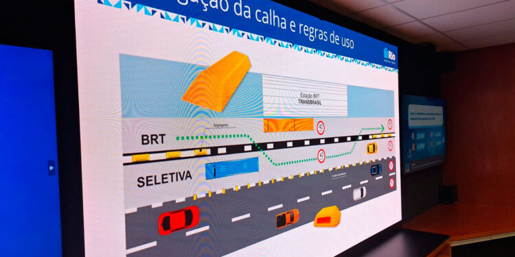 O BRT Transbrasil começa a funcionar, conectando Deodoro ao Terminal Gentileza.