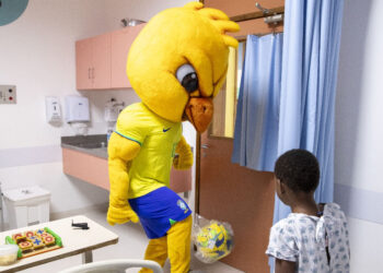 No mês da Luta Internacional contra Câncer Infantil, Canarinho faz visita especial às crianças do Inca.