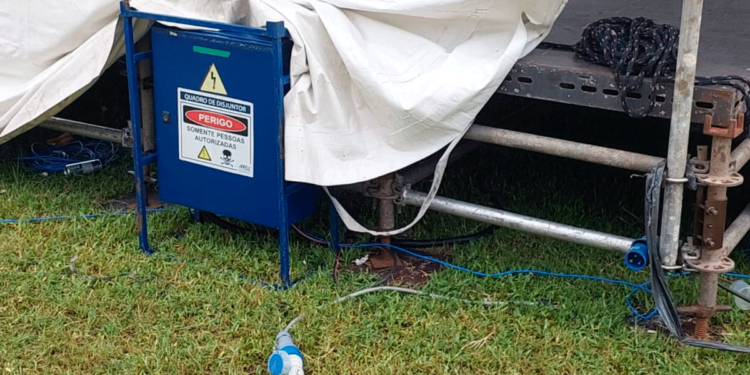 Testemunhas descrevem ocorrência de choques antes da chuva em evento onde um jovem foi eletrocutado e faleceu.