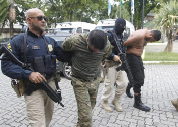 Confronto termina com nove milicianos presos e seis feridos na Avenida Brasil.