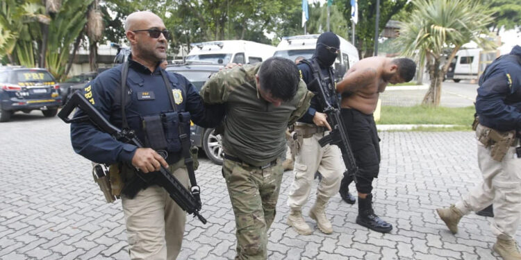 Confronto termina com nove milicianos presos e seis feridos na Avenida Brasil.