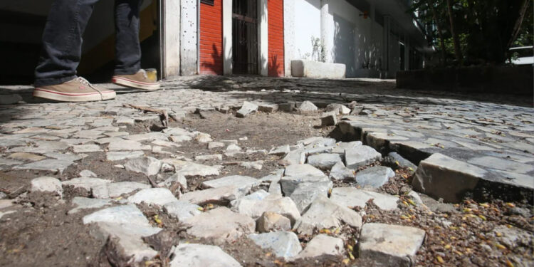 Calçadas mal conservadas representam uma armadilha perigosa para os moradores do Rio de Janeiro.