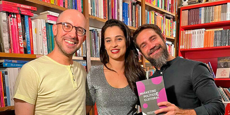 Paulo Loiola e Carolina de Paula lançam o livro Marketing Político e Eleitoral, na Travessa Ipanema.