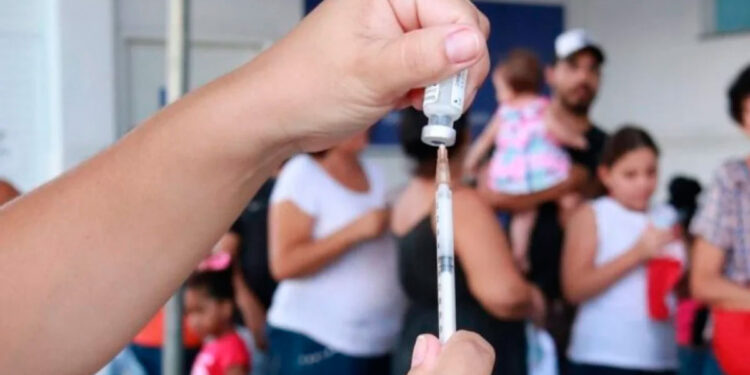 Em São João de Meriti, a vacinação contra dengue foi ampliada para jovens de 10 a 14 anos.