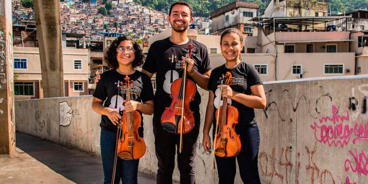 Escola de Música da Rocinha está promovendo uma premiação para estimular jovens músicos no Rio de Janeiro.