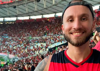 Mãe do jovem morto em evento no Rio diz que o rapaz foi atingido por condutor elétrico nas costas.