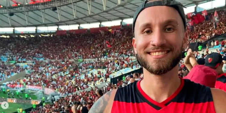 Mãe do jovem morto em evento no Rio diz que o rapaz foi atingido por condutor elétrico nas costas.