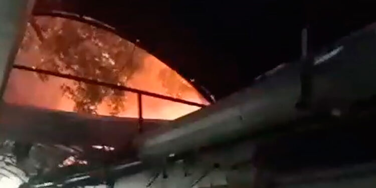 Incêndio em camelódromo de Nova Iguaçu destrói boxes.