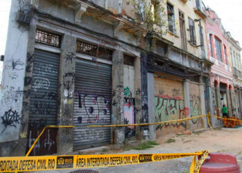 Partes de um casarão abandonado desabam no Centro do Rio.