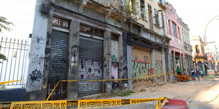 Partes de um casarão abandonado desabam no Centro do Rio.