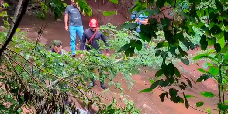 Três jovens morreram e uma está desaparecida após uma cabeça d’água atingir uma cachoeira em Paranavaí, conforme informações dos bombeiros.