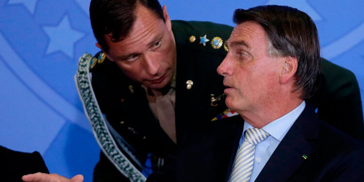 Polícia Federal (PF) indicia Bolsonaro e Cid por irregularidades em cartões de vacinação.