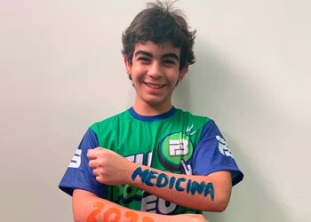 Estudante brasileiro de apenas15 anos acumula aprovações e é incluído no livro dos recordes.