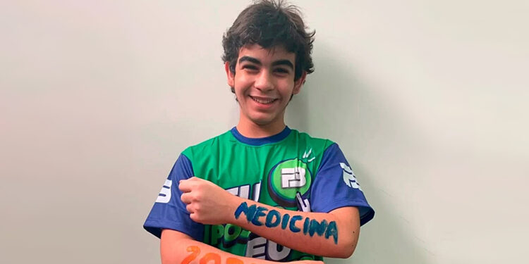 Estudante brasileiro de apenas15 anos acumula aprovações e é incluído no livro dos recordes.
