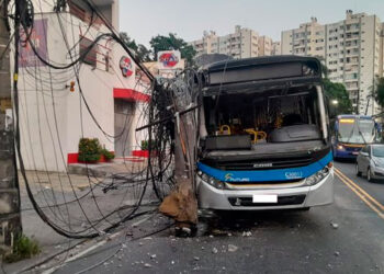 Acidente de ônibus interrompe tráfego em via essencial de Jacarepaguá.