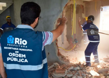 Em uma operação realizada na Rocinha, dois prédios irregulares foram demolidos.
