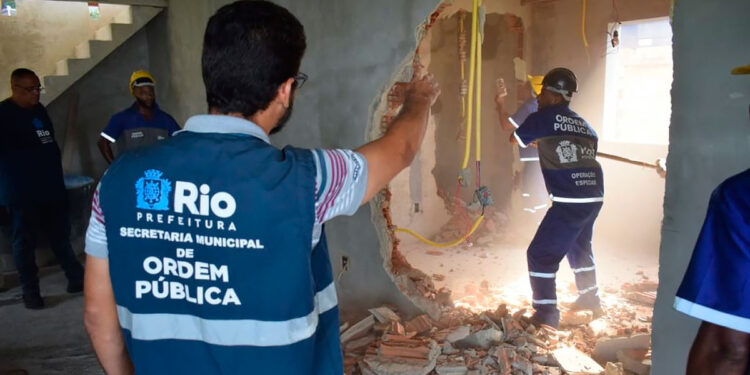 Em uma operação realizada na Rocinha, dois prédios irregulares foram demolidos.