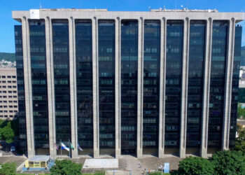 A Prefeitura do Rio de Janeiro decretou ponto facultativo nas repartições públicas devido à previsão de chuva.