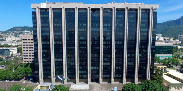 A Prefeitura do Rio de Janeiro decretou ponto facultativo nas repartições públicas devido à previsão de chuva.