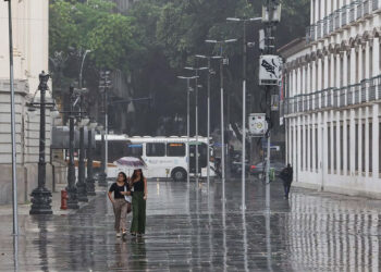 Alguns pontos do Rio começaram a sexta-feira com chuva e a previsão indica que a situação pode piorar à tarde.