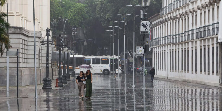 Alguns pontos do Rio começaram a sexta-feira com chuva e a previsão indica que a situação pode piorar à tarde.