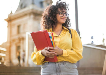 Estudantes pré-selecionados no FIES 2024 têm a oportunidade de completar sua inscrição.