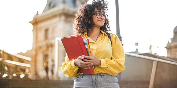 Estudantes pré-selecionados no FIES 2024 têm a oportunidade de completar sua inscrição.