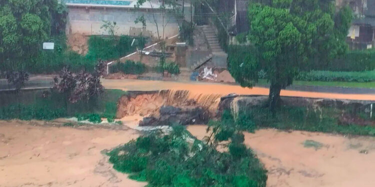 Chuvas no Rio de Janeiro deixam quase 600 pessoas desabrigadas.