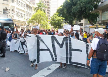 Camelôs da Uruguaiana promovem protesto no centro do Rio de Janeiro.
